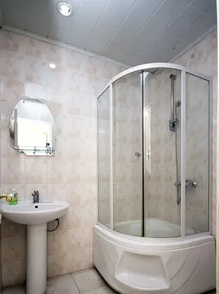 Standard Tek Büyük veya İki Ayrı Yataklı Oda, Ortak Banyo