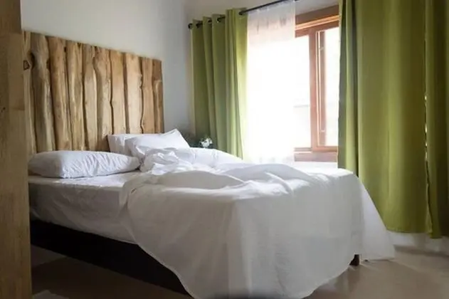 One Bedroom Apartment w/Balcony