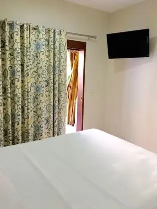 Queen Poolside Room