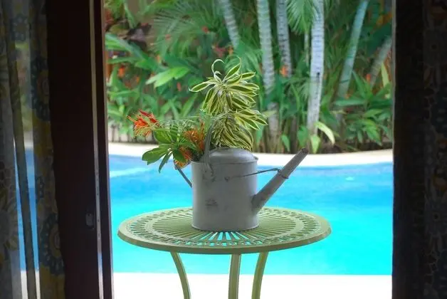 Queen Poolside Room