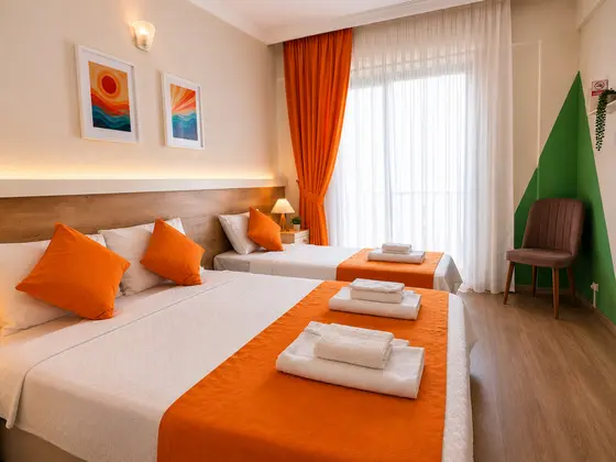 Triple, Deniz veya Kara Manzaralı, Balkonlu