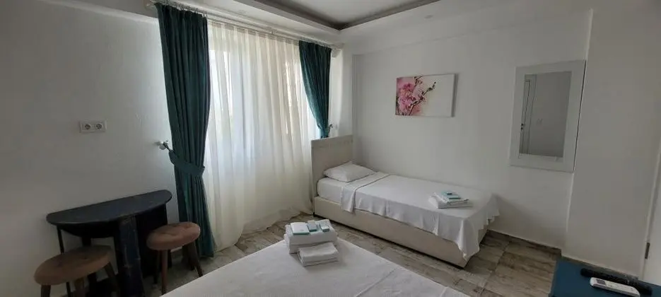Üç Kişilik Oda, Sokak Manzaralı