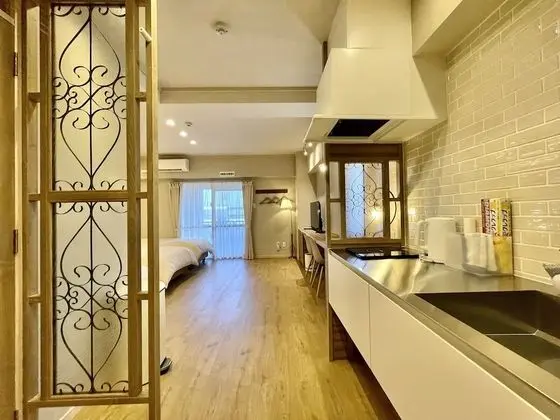 Üç Kişilik Oda, Sigara İçilmez