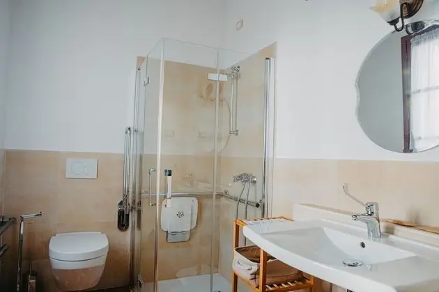 Büyük Yataklı Tek Kişilik Oda