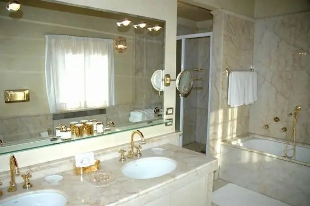 Deluxe Tek Büyük Yataklı Oda, Küvet, Havuz Manzaralı