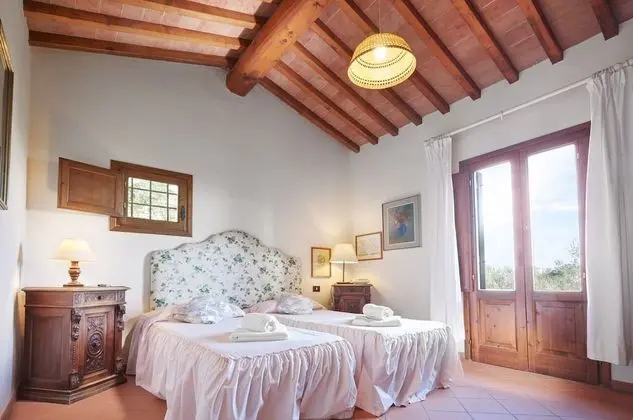 Two Bedroom Apartment for 4 people with private garden