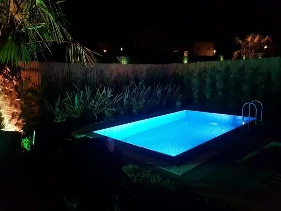 gece havuz keyfi