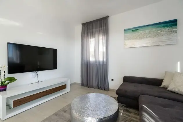 Deluxe apartment with two bedrooms, terrace with sea view