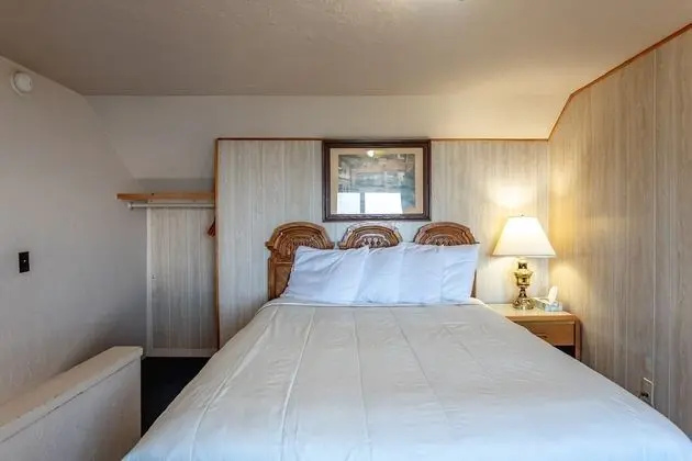 Queen Room with Loft and Bay View