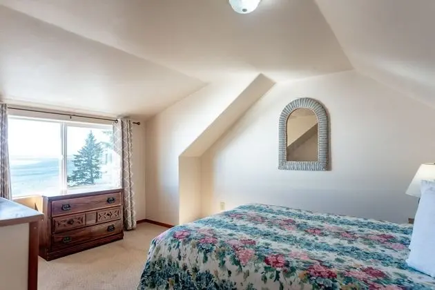 Queen Room with Loft and Bay View