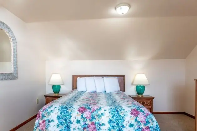 Queen Room with Loft and Bay View