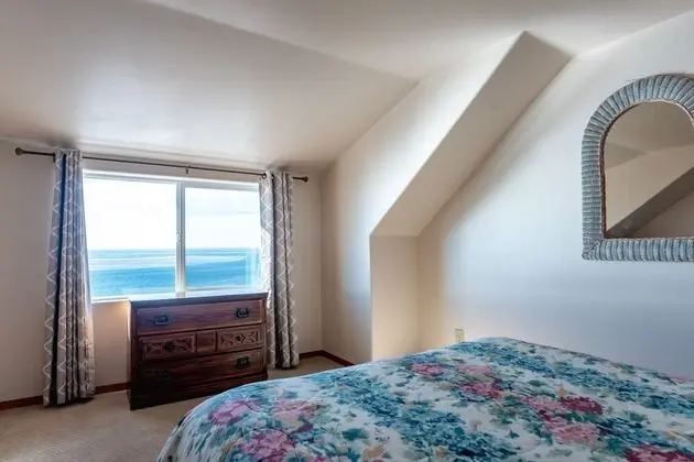 Queen Room with Loft and Bay View