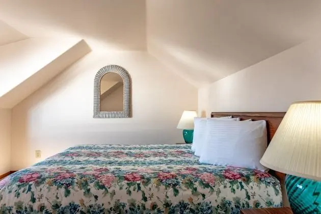 Queen Room with Loft and Bay View