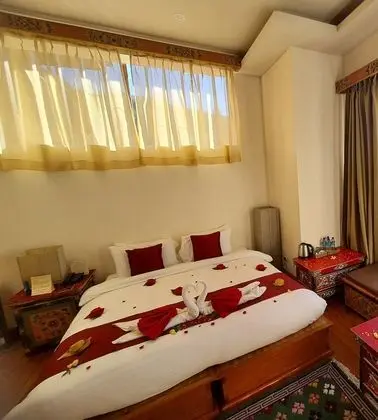 Junior Tek Büyük veya İki Ayrı Yataklı Oda