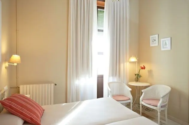 Büyük Yataklı Tek Kişilik Oda