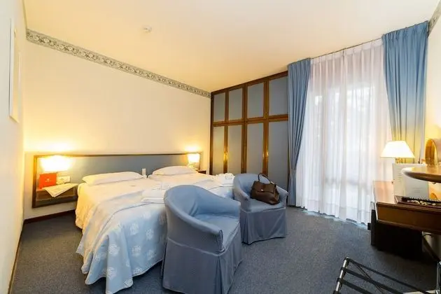 Business Tek Büyük Yataklı Oda