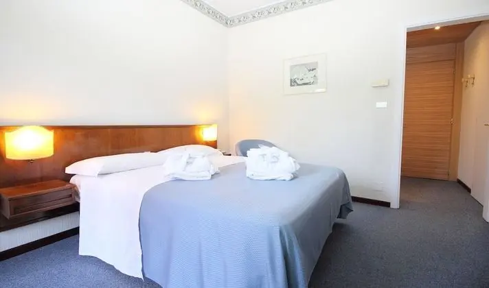 Business Tek Büyük Yataklı Oda