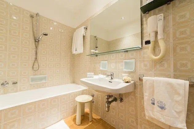 Business Tek Büyük Yataklı Oda