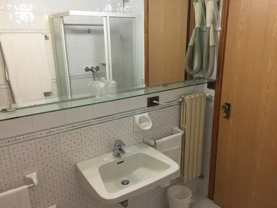 Büyük Yataklı Tek Kişilik Oda