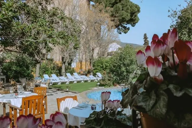 Büyük Yataklı Tek Kişilik Oda