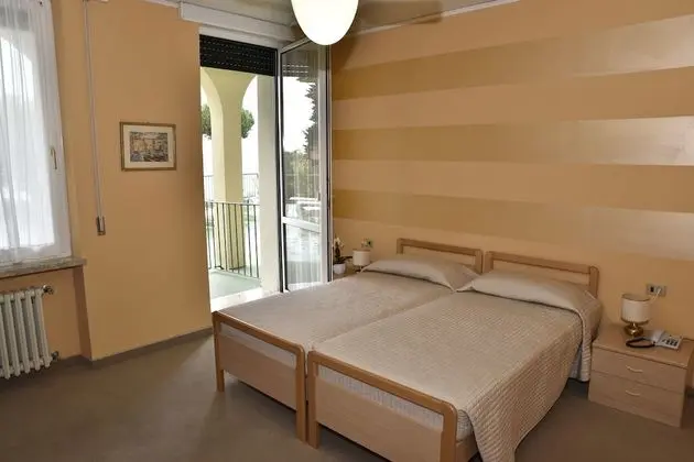 Tek Büyük veya İki Ayrı Yataklı Oda, Balkon, Göl Manzaralı