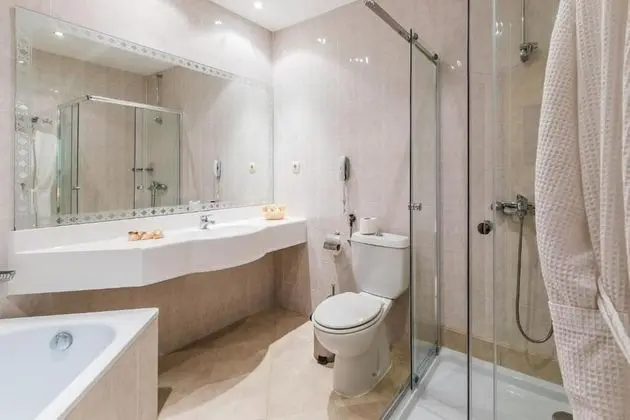 Basic Tek Büyük veya İki Ayrı Yataklı Oda