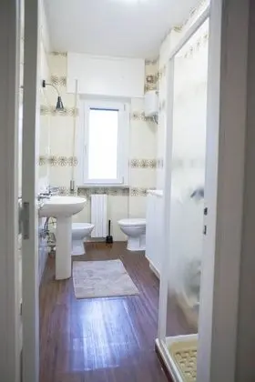 Üç Kişilik Oda, Ortak Banyo