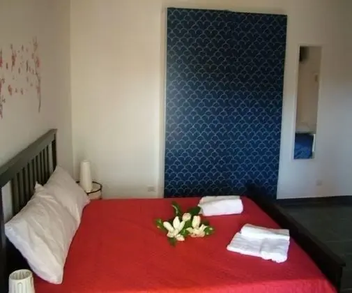 Family Oda, Bahçe Manzaralı (Orchidea)