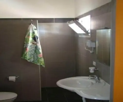 Family Oda, Bahçe Manzaralı (Orchidea)