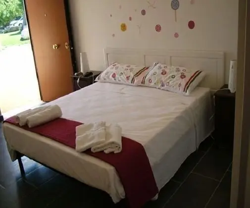 Tek Büyük Yataklı Oda, Havuz Manzaralı (Lilium)