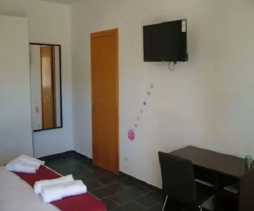 Tek Büyük Yataklı Oda, Havuz Manzaralı (Lilium)