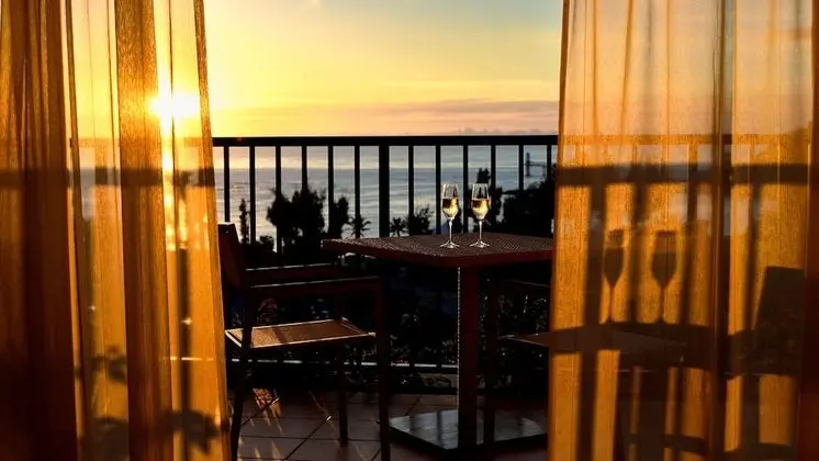 Club Oda, Sigara İçilmez (Sunset View Adult Only 13 or over)