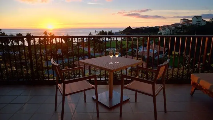 Club Oda, Sigara İçilmez (Sunset View Adult Only 13 or over)