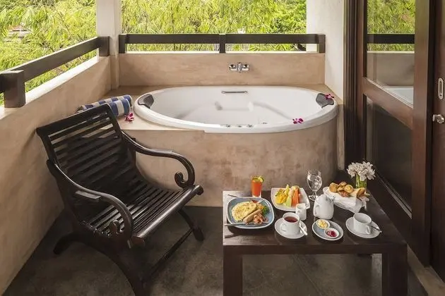 Suite with Private Terrace & Jacuzzi Includes Free Airport pick-up or drop-off