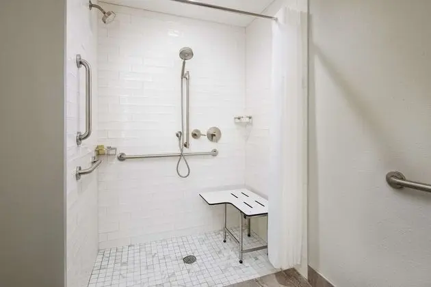 Oda, 1 Büyük (Queen) Boy Yatak, Engellilere Uygun (Roll-In Shower)