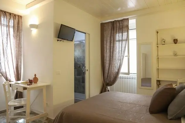 Basic Oda, 1 Büyük (Queen) Boy Yatak, Özel Banyo