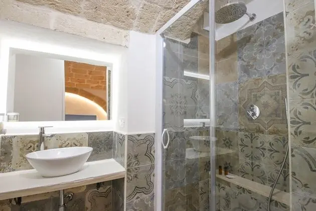 Basic Oda, 1 Büyük (Queen) Boy Yatak, Özel Banyo