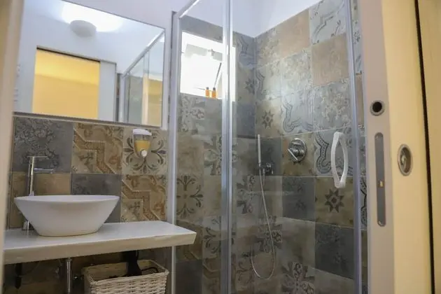 Basic Oda, 1 Büyük (Queen) Boy Yatak, Özel Banyo