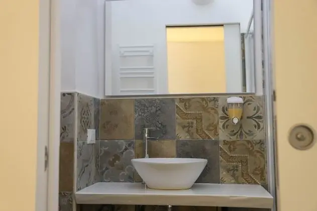 Basic Oda, 1 Büyük (Queen) Boy Yatak, Özel Banyo