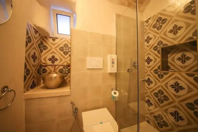 Luxury Tek Büyük Yataklı Oda, 1 Büyük (Queen) Boy Yatak, Özel Banyo, Zemin Kat