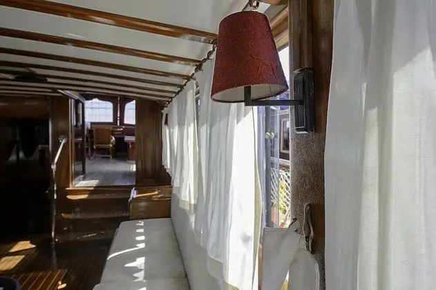 Büyük Yataklı Tek Kişilik Oda