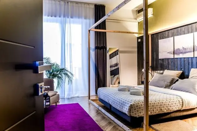 Tek Büyük Yataklı Oda (Private External Bathroom)