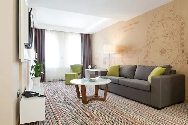 Junior Süit, 1 Büyük (Queen) Boy Yatak ve Çekyat, Sigara İçilmez, Balkon