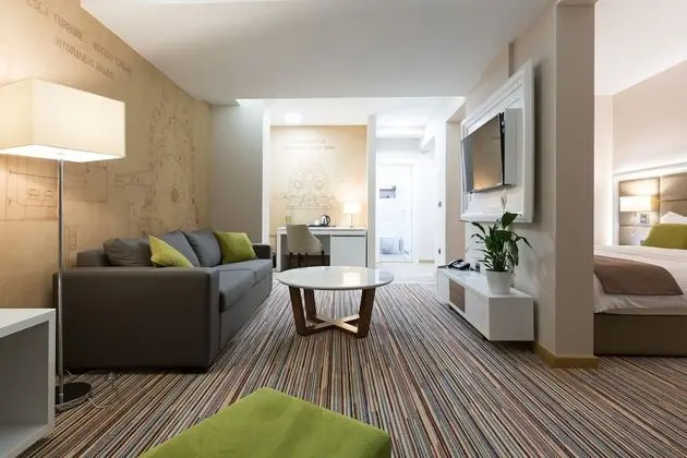Junior Süit, 1 Büyük (Queen) Boy Yatak ve Çekyat, Sigara İçilmez, Balkon