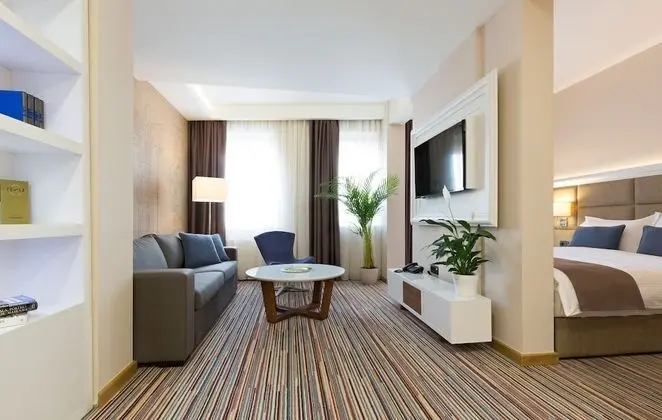 Junior Süit, 1 Büyük (Queen) Boy Yatak ve Çekyat, Sigara İçilmez, Balkon