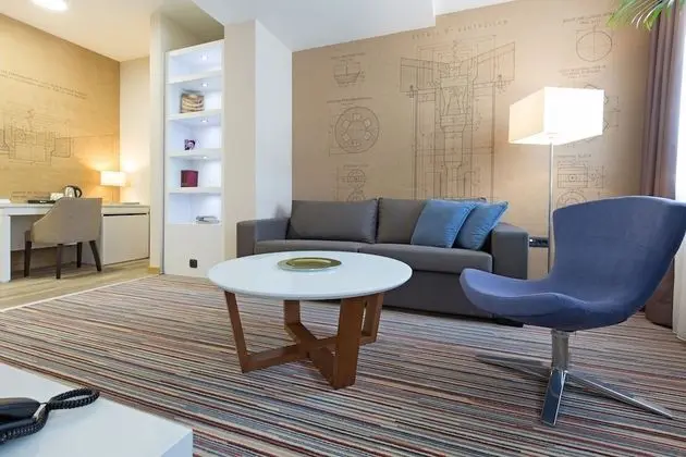 Junior Süit, 1 Büyük (Queen) Boy Yatak ve Çekyat, Sigara İçilmez, Balkon
