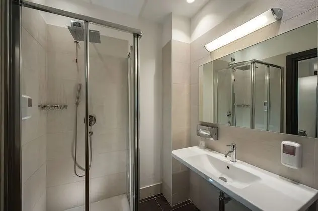 Büyük Yataklı Tek Kişilik Oda