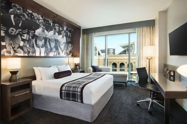 Accessible Kyle Field One Bedroom Corner King Suite