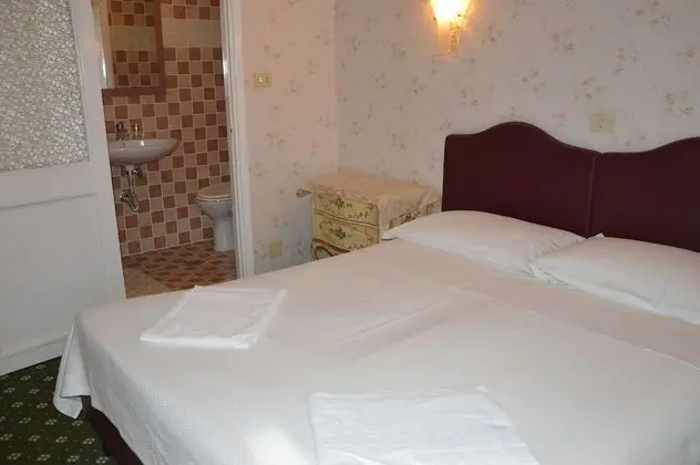 Üç Kişilik Oda, Ortak Banyo