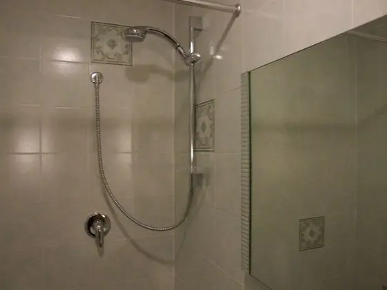 Üç Kişilik Oda, Ortak Banyo